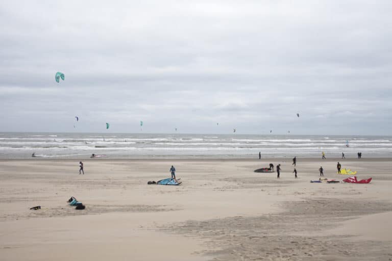 Kitesurfen in Zandvoort: Kitesurfers in de Noordzee en op het strand bij Zandvoort