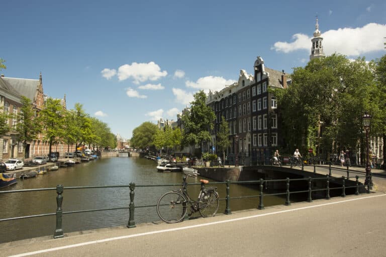 Blick von der Brücke über die Gracht in Amsterdam