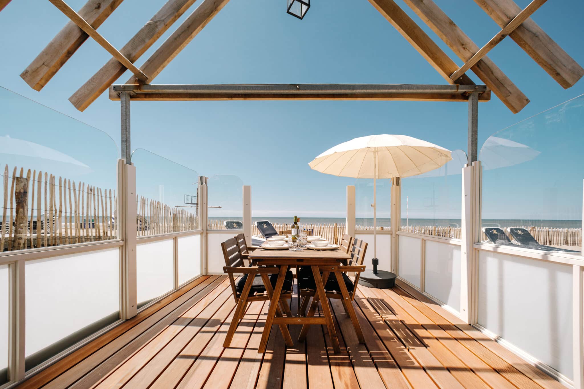 ein Tisch und Stühle auf einer Terrasse