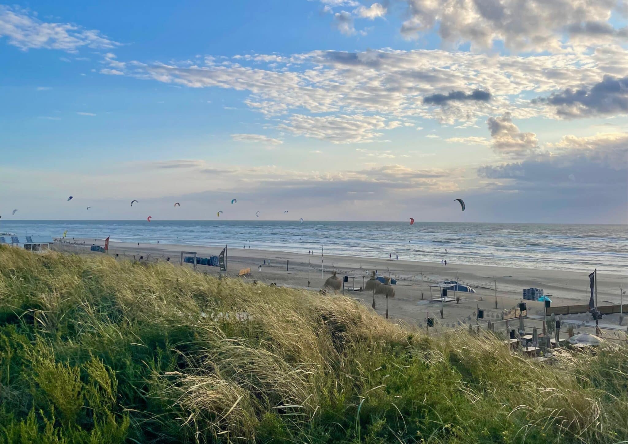 Kitesurfer am Strand von Zandvoort