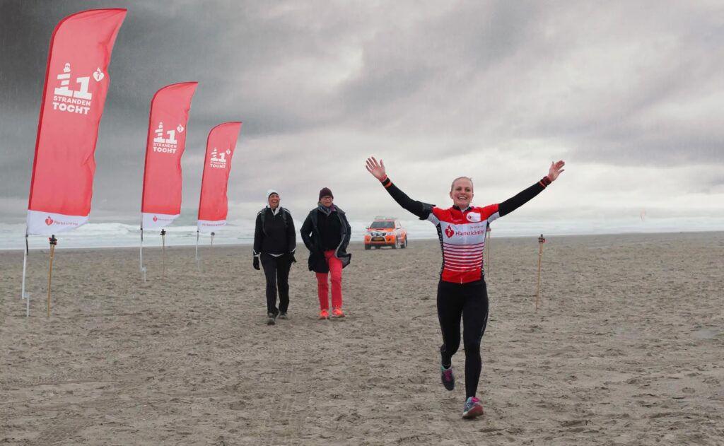 Läufer am Strand während des 11strandentocht.